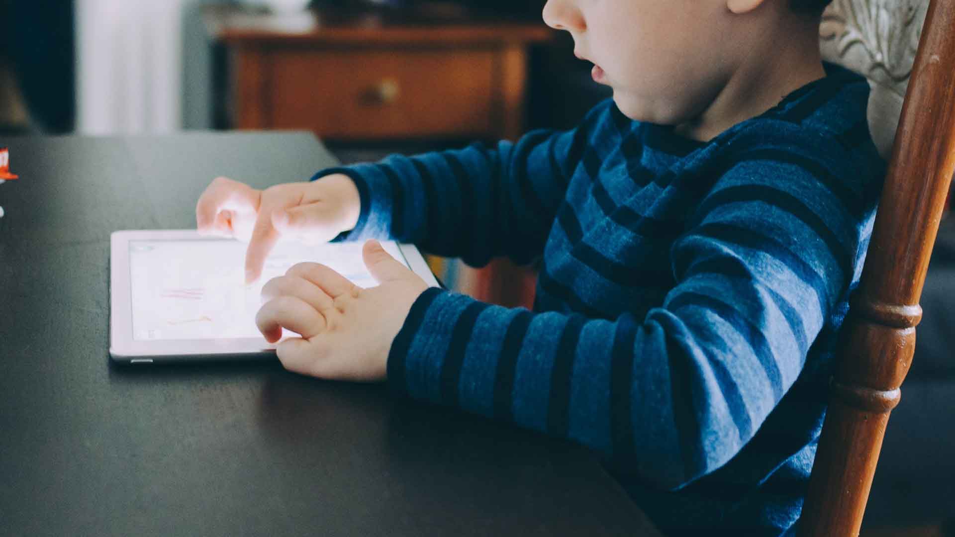 kid playing ipad - Blog