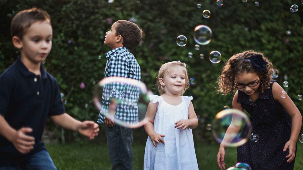 kids playing outdoor 1024x576 - Weaning the Screens - Martine Oglethorpe